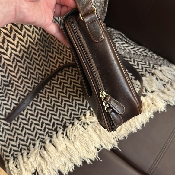 90โs Style VTG ยปLiz Claiborneยป Chocolate Genuine Leather Crossover Shoulder Bag - Picture 10 of 16